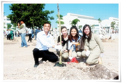 Page 4 Pictures from Tree Planting at Hemaraj Eastern Industrial Estate (Map Ta Phut) 26 November 2009