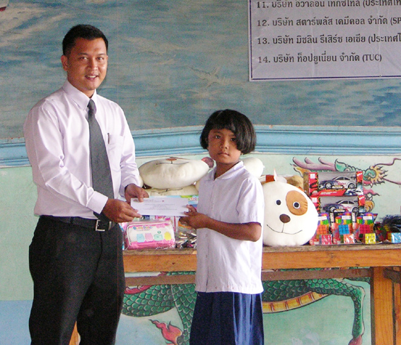 Companies in Rayong Industrial Land Presents Scholarships to Students in Nonglalok Subdistrict, Rayong